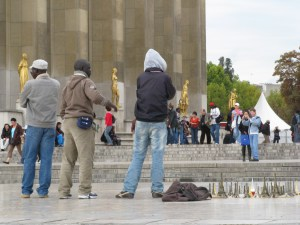 Te zamachy terrorystyczne nie tylko podkopują losy wielkich biznesów turystycznych jak Luwr, czy Park Walta Disney a pod Paryżem, ale właśnie najbardziej te małe biznesy imigrantów te figurki, czy