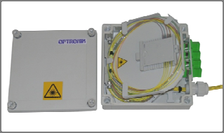 W opcji jeden lub dwa uchwyty F6 do spojeń mechanicznych Fibrlok. Podstawowe wyposażenie obejmuje elementy montażowe kabli oraz oznaczniki samoprzylepne włókien i kabli (OSN i OSK).
