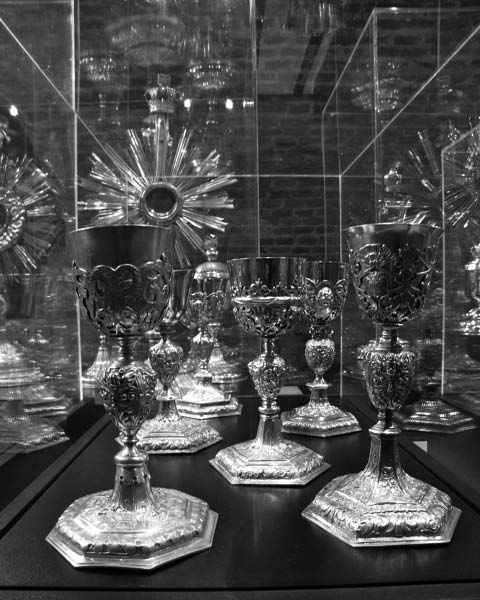Kronika Chronicle 81 Vienas patraukliausių brandžiojo baroko auksakalystės ornamentų maždaug XVII a. paskutiniame ketvirtyje atsiradę natūralistiškai kalstyti žydinčių vešlių gėlių motyvai.
