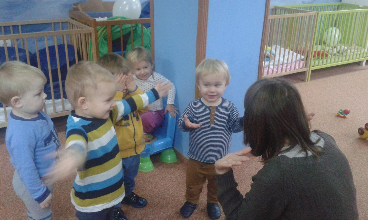 In December we learnt about winter and Christmas. The children painted to Christmas tree green and glued many stars to paper. We saw a star on the sky. We sang songs about bells and snowflakes.