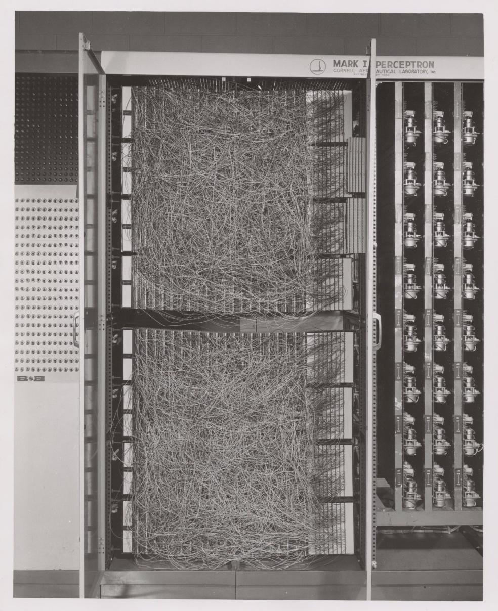 Złota era sieci neuronowych Frank Rosenblatt sieć neuronowa Mark I Perceptron (1957 r.