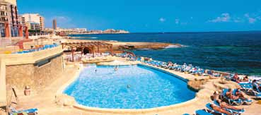 W sezonie letnim (maj-październik), w zależności od pogody) otwarty jest hotelowy klub plażowy mieszczący się na dachu, znajduje się tam basen z morską wodą, taras słoneczny, bar z przekąskami.