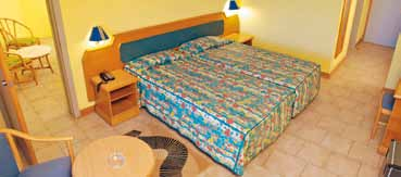 10:00-18:00), łóżeczko dla dziecka Pokoje dwuosobowe (48783A 1-3B): komfortowo wyposażone, telefon, wanna, WC, balkon, suszarka, klimatyzacja, lodówka, TV-Sat.