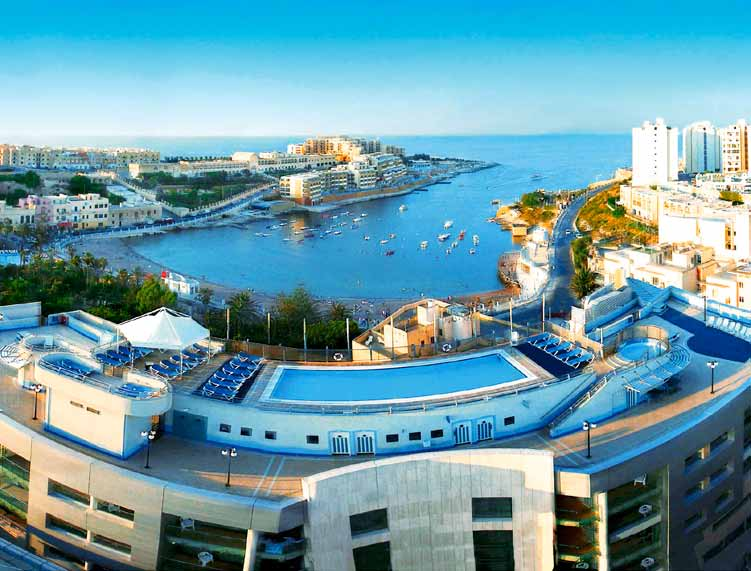 MALTA 67 Hotel Baystreet kkk+ St. Julian`s Położenie: w centralnej części zatoki St. George`s Bay, w centrum Malty. Do piaszczystej, publicznej plaży tylko przez ulicę. Do szkoły językowej ok.