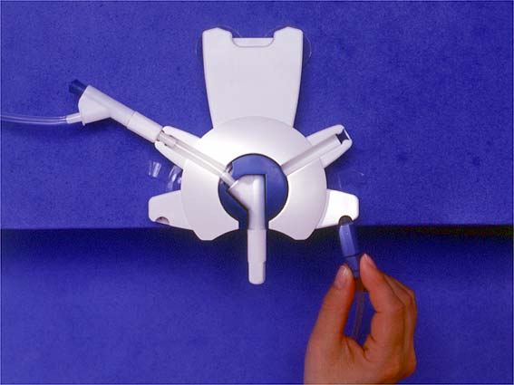 Umieść dren łączący pacjenta w uchwycie Końcówkę drenu łączącego pacjenta umieść w uchwycie po prawej stronie podstawki