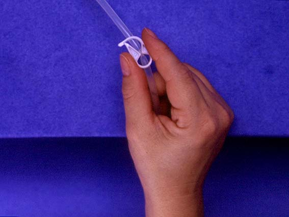Zamknij dren łączący pacjenta Przekręć niebieski przycisk wprowadzający korka iglicowego zgodnie z ruchem wskazówek zegara, aby go