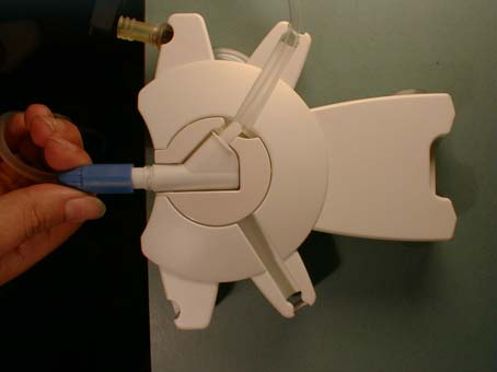 Odłącz dren łączący pacjenta Odłącz dren łączący pacjenta od końcówki drenu zestawu ( nowy korek iglicowy z uszczelką zamyka ściśle światło drenu łączącego pacjenta ).