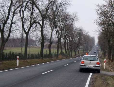 90 M. Kosiń, A. Pietrzak Rys. 2. Droga DK-43, widok w kierunku Częstochowy - okres ujemnych temperatur 1.