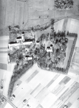 Zdjêcie lotnicze za³o enia dworskiego z 1971 roku. Fot. Centralny Oœrodek Dokumentacji Geodezyjnej i Kartograficznej, Warszawa w okresie powojennym w aleje.