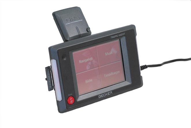 Traffic Assist Użytkowanie System Traffic Assist to wydajny system PND (Personal Navigation Device), przeznaczony do użytku w pojazdach oraz w pomieszczeniach zamkniętych.