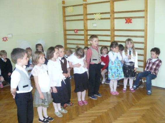 W tym dniu dzieci prezentują swoje umiejętności - układy taneczne,