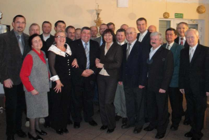 Koledze Henrykowi Ŝyczymy wszystkiego najlepszego na nowej drodze Ŝycia oraz zachęcamy do działalności w coraz większym