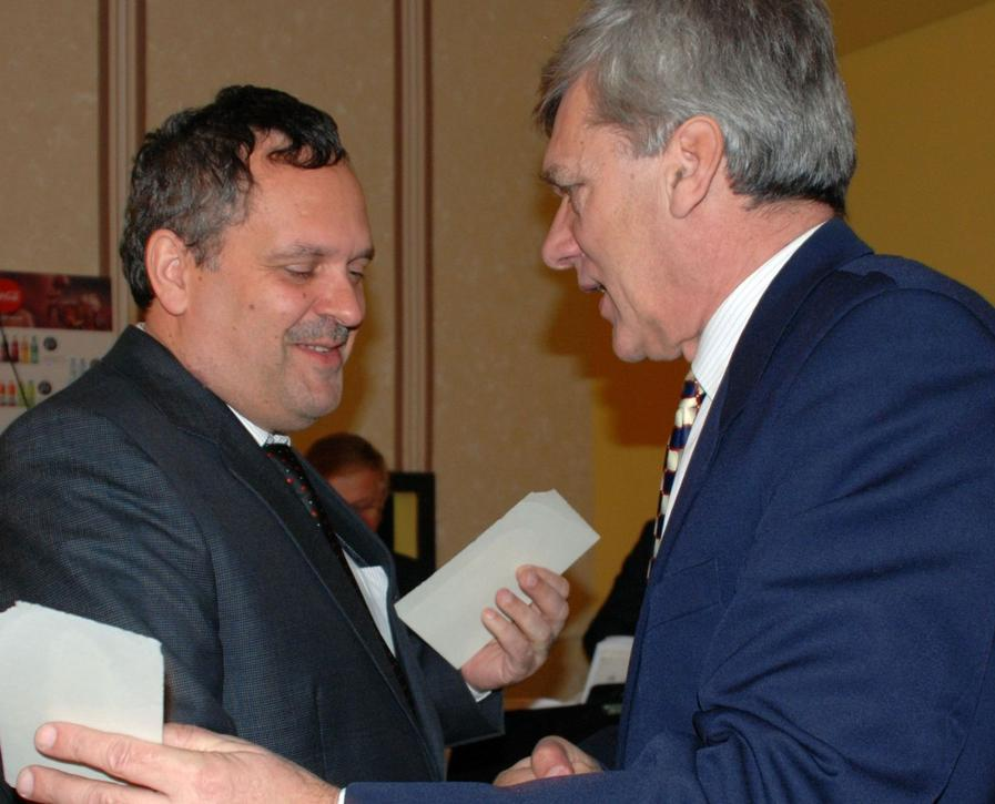 Przełamywanie się opłatkiem: Dariusz Adamczyk, Zbigniew Refliński;