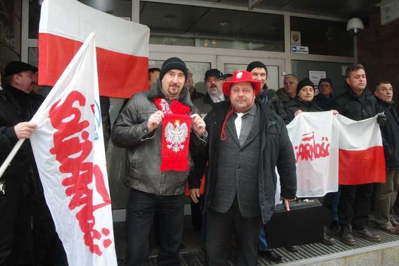 (Ciąg dalszy ze strony 3) Sprawy poruszane podczas zebrania: prywatyzacja,akcje pracownicze-pozwy do Sądów, strategia Enea-restrukturyzacja, ubezpieczenia grupowe, plan działalności socjalnej, sprawy