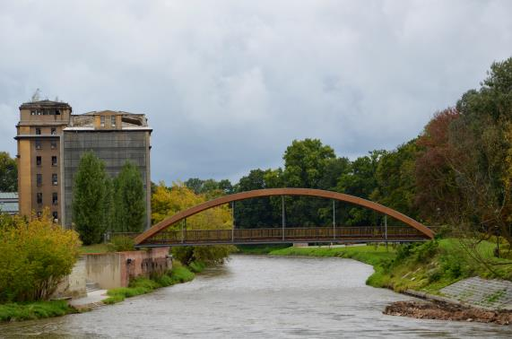 Budynek po prawej tuż nad Nysą to dawny Central Hotel,