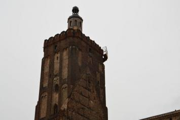 Wielu badaczy twierdzi, że w podziemiach zabytkowego kościoła znajdowały się skarby. Miałyby one mieścić się w kryptach.