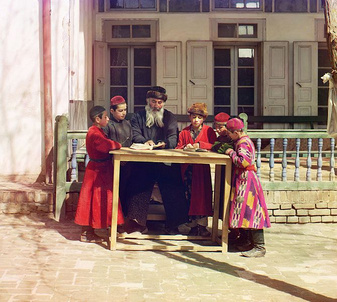 Dzieci żydowskie z nauczycielem w Samarkandzie około roku 1911, fot. Prokudin-Gorski. cc wikimedia.