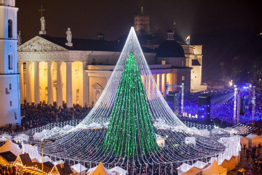 Choinka wileńska 26 listopada na placu Katedralnym w Wilnie zalśniła choinka i od tego momentu zaczęły się wielkie przygotowania świąteczne i związane z nimi różne atrakcje.