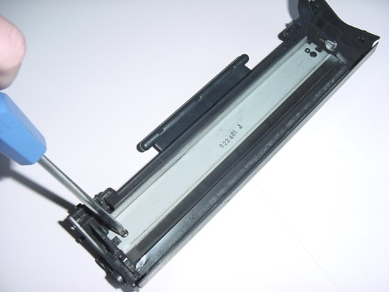 29. Operacja przykręcenia listwy czyszczącej Wiper blade. 30.