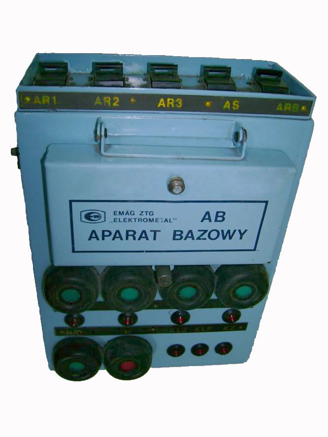 APARAT BAZOWY AB Przyciski AR1, AR2, AR3 przeznaczone są do przełączenia pomiędzy aparatem bazowym a aparatami zastępów.