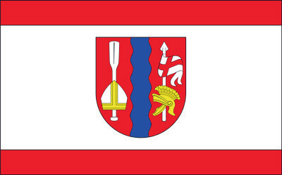 Wizerunek św. Floriana jako symbol heraldyczny 259 Na awersie sztandaru, na zielonym polu, widnieje wizerunek herbu gminy, a nad nim napis: Gmina Puławy w kolorze czerwonym.