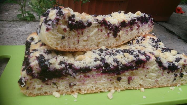 Ciasto drożdzowe z owocami i kruszonką 300g mąki pszennej 1 jajko ¼ łyżeczki soli 60 g cukru 200 ml ciepłego mleka 250g sezonowych owoców 60 g roztopionego schłodzonego masła 20 g świeżych drożdży