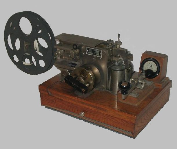 Telegraf Taśmowy Morse a Kolejne to urządzenie telegraficzne BODO.