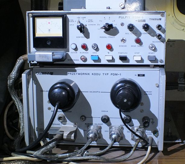 Pomocniczym urządzeniem telegraficznym był przetwornik dalekopisowy kodu Morse a PDM-1. Umożliwiał m.in.