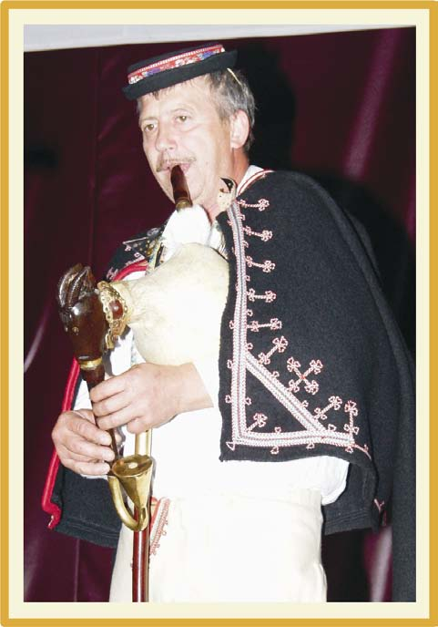 Jozef Kostúr ml. Snažím sa pokračovať v šľapajách môjho otca. Mám zaťa Mirka Strečka, ktorý napreduje vo výrobe nástrojov.
