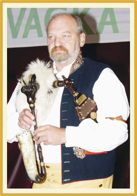 Vladimír Kovářík Narodil sa dňa 11.6.1948. Žije a pôsobí v Prahe. Ku vzťahu k ľudovému umeniu ho priviedol otec, ktorý ho zapojil do folklórneho súboru.