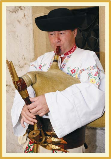 Rastislav Šimkovič Som rád, že sa v dnešnom hektickom svete ešte stále nájde dosť ľudí milujúcich folklórne dedičstvo našich predkov.