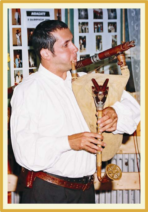 Rastislav Trnovec Narodil sa 19. septembra 1968 v Bratislave, povolaním bol geodet. Vyrastal v muzikantskej rodine, ako študent hral na basu, violu, neskôr i na píšťalku a fujaru vo FS Striebornica.