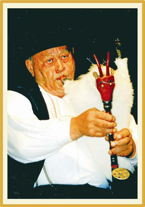 Ján Ferneza Gajdoš, výrobca gájd zo Sihelného. Narodil sa 27. septembra 1932 v Sihelnom v rodine roľníka. Ako malý chlapec slúžil u Karola Mačinca, brata gajdoša Ondreja Mačinca.