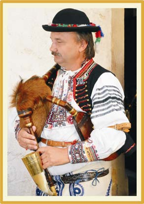 Bohumil a Jiří Gabrhelovci Pod názvom Gajdoši s Kopanic rodina Gabrhelových už vyše dvadsať rokov šíri dobrú hudbu a svetu rozdáva zvuk gájd i piesne z rodného Starého Hrozenkova.