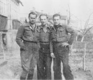 Sokółka 1945 r. grupa podchorążych. z Grodna. Od prawej: Roman Chirkowski. Lech II, Jan Jung Korkociąg.