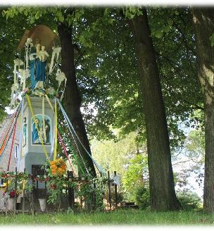 WOJCIECHA, JANA CHRZCICIELA ORAZ ŚW. FRANCISZKA Z ASYŻU. POSTAĆ MARYI PRZEDSTAWIONA JEST W KORONIE I BŁĘKITNYCH SZATACH, TRZYMAJĄCA DZIECIĄTKO JEZUS NA RĘKU.