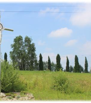 KRZYŻ Z WIZERUNKIEM JEZUSA CHRYSTUSA UKRZYŻOWANEGO ZOSTAŁ WZNIESIONY W ROKU 2004.