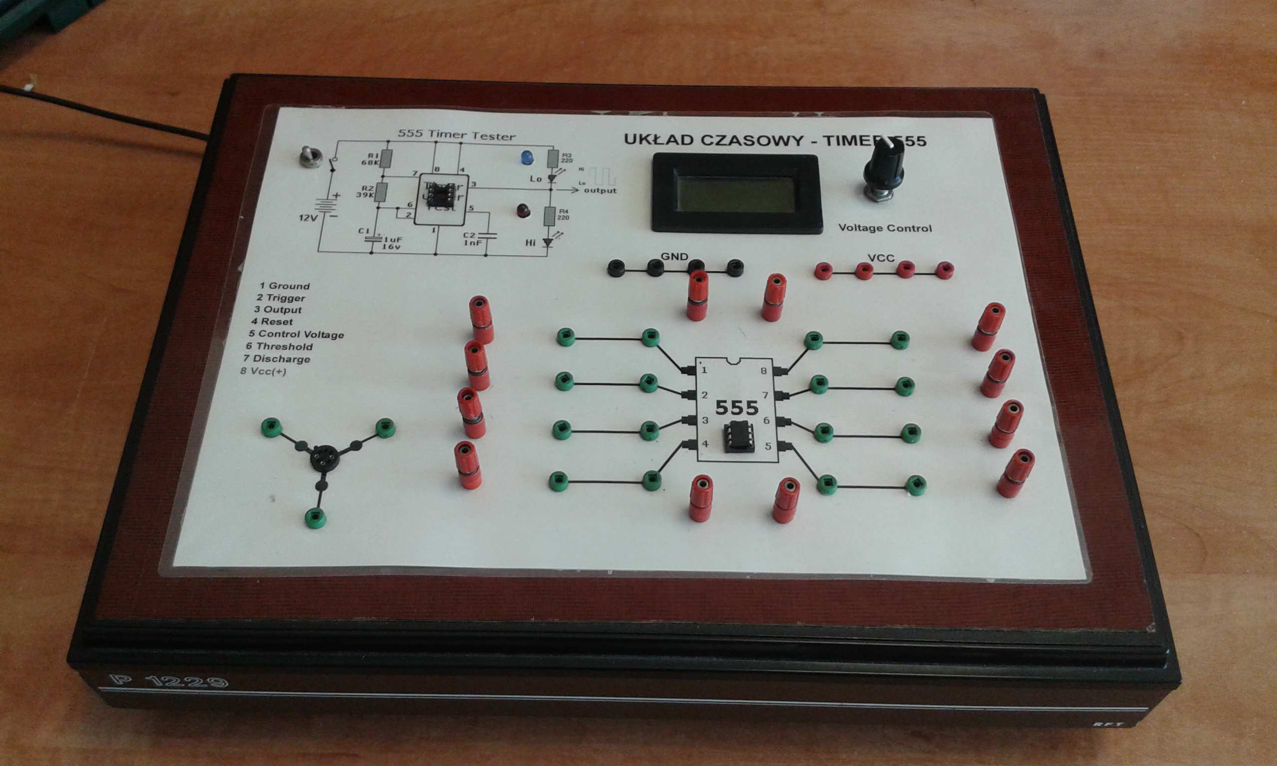 3. Stanowisko laboratoryjne Badane układy można łączyć na makiecie laboratoryjnej, przedstawionej na rys.