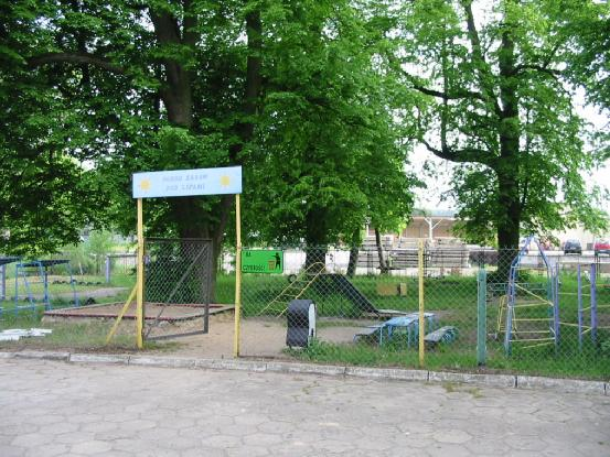 dzieci, jednakże ze względu na szczątkowe wyposażenie nie stanowi atrakcyjnego miejsca zabaw dla dzieci. Plac zabaw przy przedszkolu w Słupach.