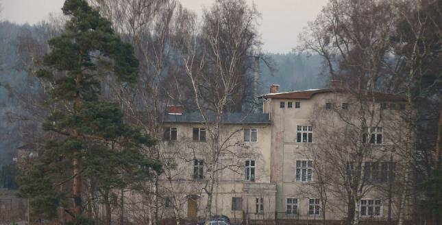 klasycyzującym. Dach pałacu jest prawie płaski, dwuspadowy. W chwili obecnej w budowli tej mieści się szkoła i przedszkole. Zabytkowy Pałac w miejscowości Słupy. Początki Parafii p.w. Najświętszej Maryi Panny Nieustającej Pomocy w Słupach sięgają lat dziewięćdziesiątych dwudziestego wieku.