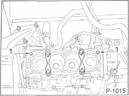 P-1032 W warsztacie tuleje cylindrowe ustalane są dwoma zamocowaniami firmy PEUGEOT, żeby zapobiec ich ukośnemu ustawieniu się w razie przemieszczania samochodu lub obracania wału