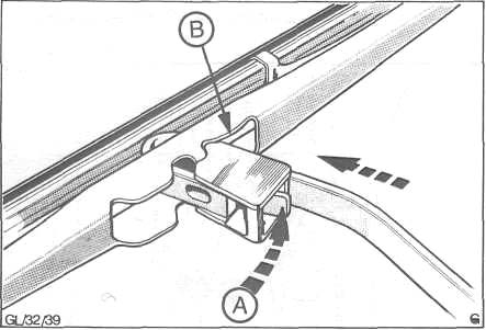 Montaż R-3578 Wcisnąć sprężysty zacisk -A- i zsunąć do dołu pióro z zagięcia na ramieniu wycieraczki. Przesunąć pióro do góry i zdjąć je przez otwór -B- ramienia wycieraczki.