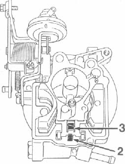 Regulacja poziomu paliwa w gaźniku Weber 34TPL3 Zdemontować filtr powietrza. P-2010 P-2008 Wykręcić śruby -1- i zdjąć pokrywę gaźnika. Płytka -2- przylega do kulki nie wciskając jej.