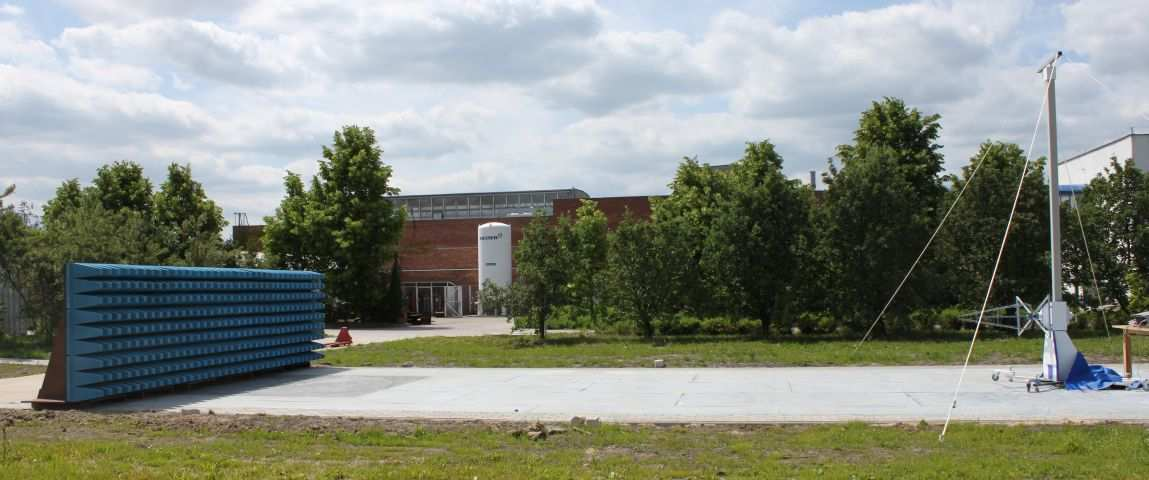 Wyniki badań porównujące róŝne ustawienie ekranów wykazały, Ŝe przy ustawieniu ekranów na linii łuku zanotowano spadek zakłóceń rzędu od 5 dbµv do 10 dbµv w kilku przedziałach częstotliwości.