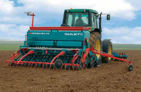 TRAMLINE CX : siewnik na duże powierzchnie TRAMLINE CX Siewniki, proponowane w szerokościach roboczych 3,00 i 4,00 m, przynoszą mnóstwo korzyści: olbrzymią niezależność, łatwość załadunku, wysoką