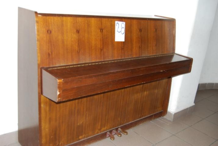 Pianino Legnica nr 126267 - cena wywoławcza 450 PLN. przy Sali 19 numer instrumentu 28 Pianino Legnica nr 101993 - cena wywoławcza 250 PLN.