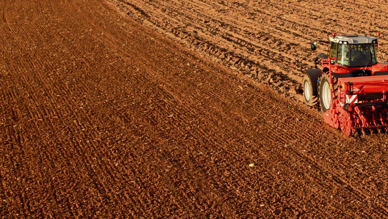 W przypadku zakamienionej gleby, siewnik zachowa stabilność i będzie dokładnie kopiował nierówności.