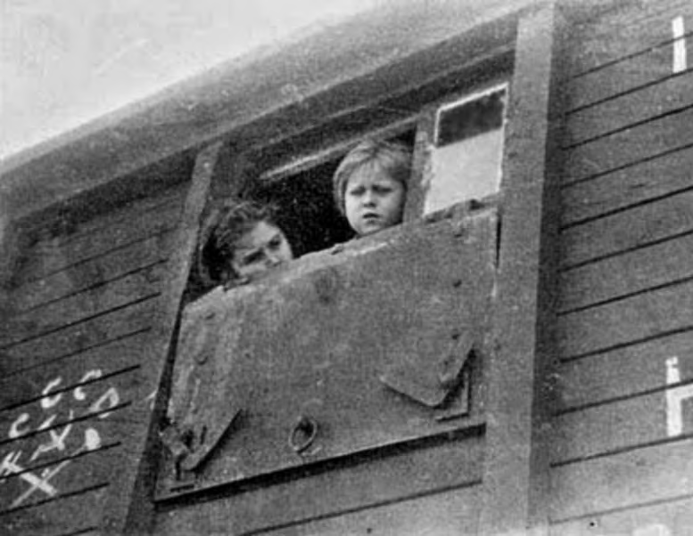 Polskie dzieci w drodze do ośrodków koncentracji Armii Andersa po amnestii o aresztowaniu i skierowaniu na zsyłkę w dalekie rejony ZSRS na dwadzieścia lat członków rodzin uczestników