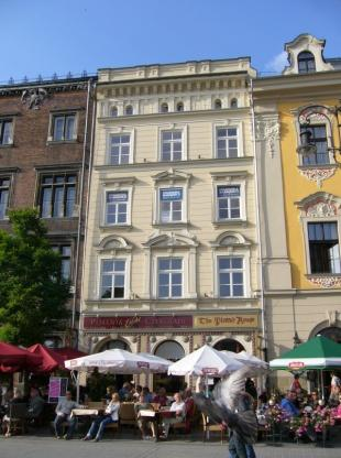 Obrót rynkowy kamienicami w Krakowie występuje na obszarze trzech dawnych dzielnic: Śródmieścia, Krowodrzy i Podgórza.