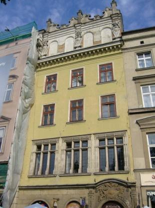 udziałów, a wartość obrotów zmalała o 40% w stosunku do roku 2007. Równocześnie średnia cena jednostkowa kamienicy (1 m 2 powierzchni użytkowej) w ciągu ostatniego roku pozostał bez zmian.